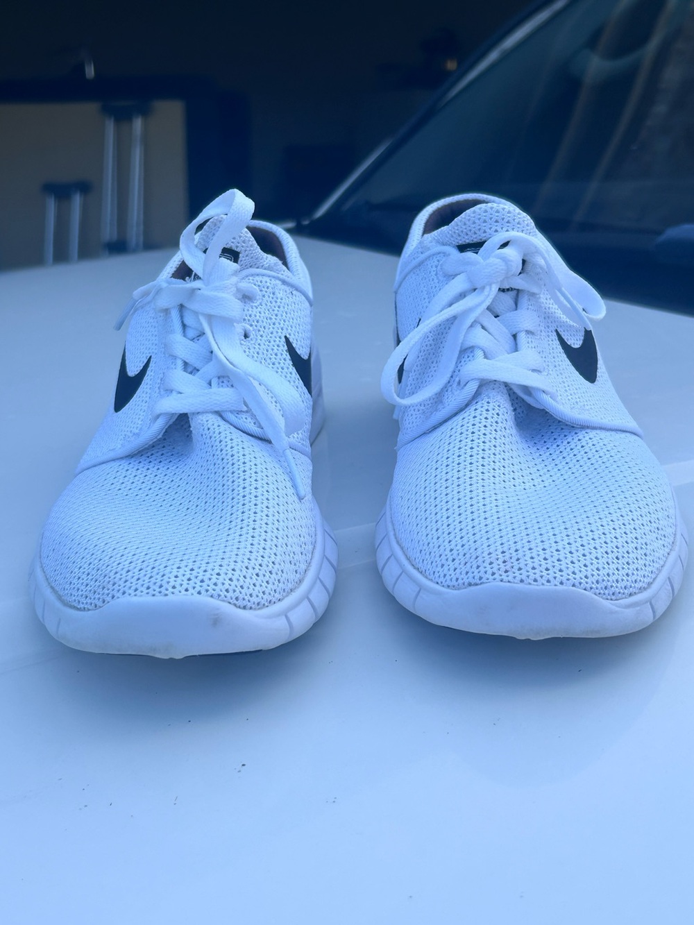 Nike Mens White Mesh Sneakers with Black Swoosh size 9 - Picture 3 of 7